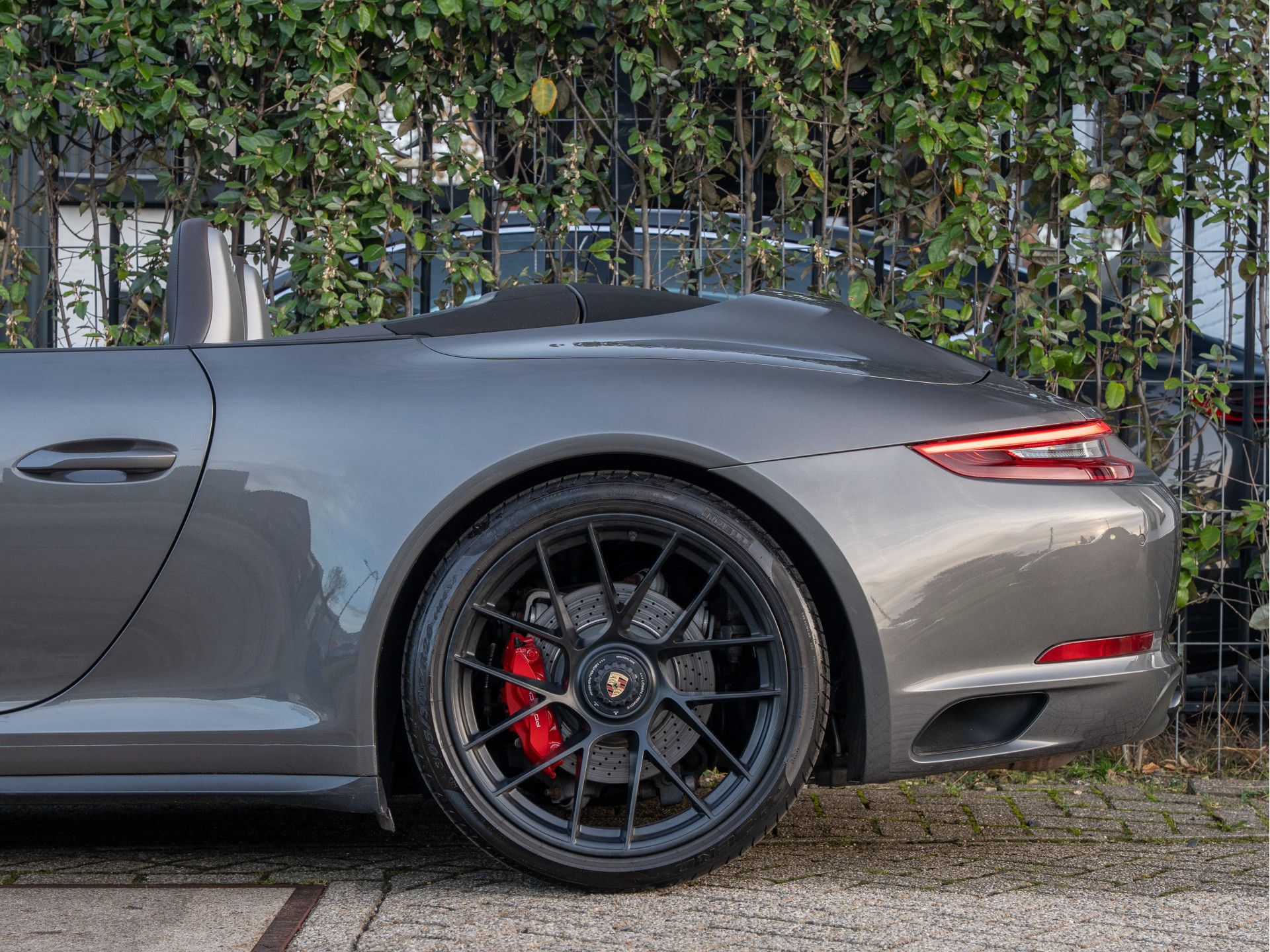 Porsche 911 Cabrio 3.0 Carrera 4 GTS | Agaatgrijs | Bose | Adaptieve Sport-Stoelen